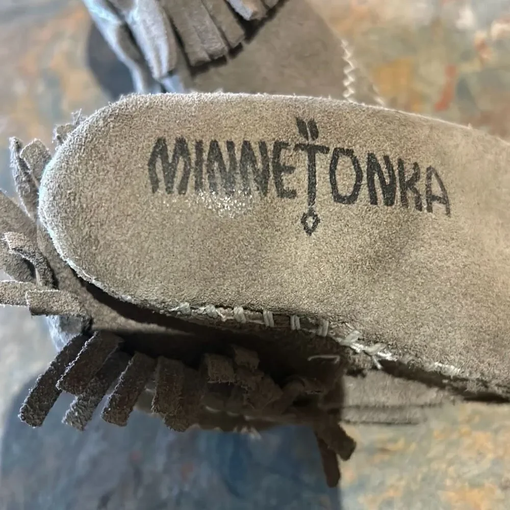 Minnetonka Riley Fringe Grey Moccasin Slipper Shoes Sz 2